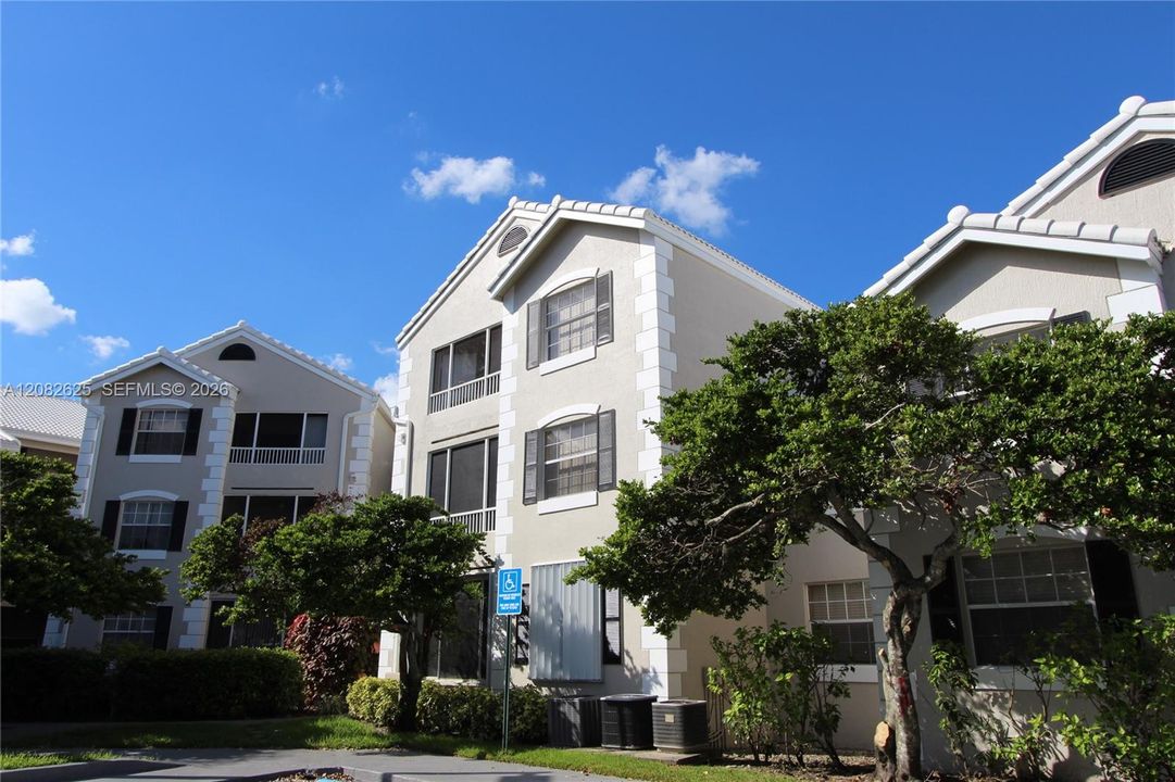 For Rent: $1,750 (1 beds, 1 baths, 804 Square Feet)