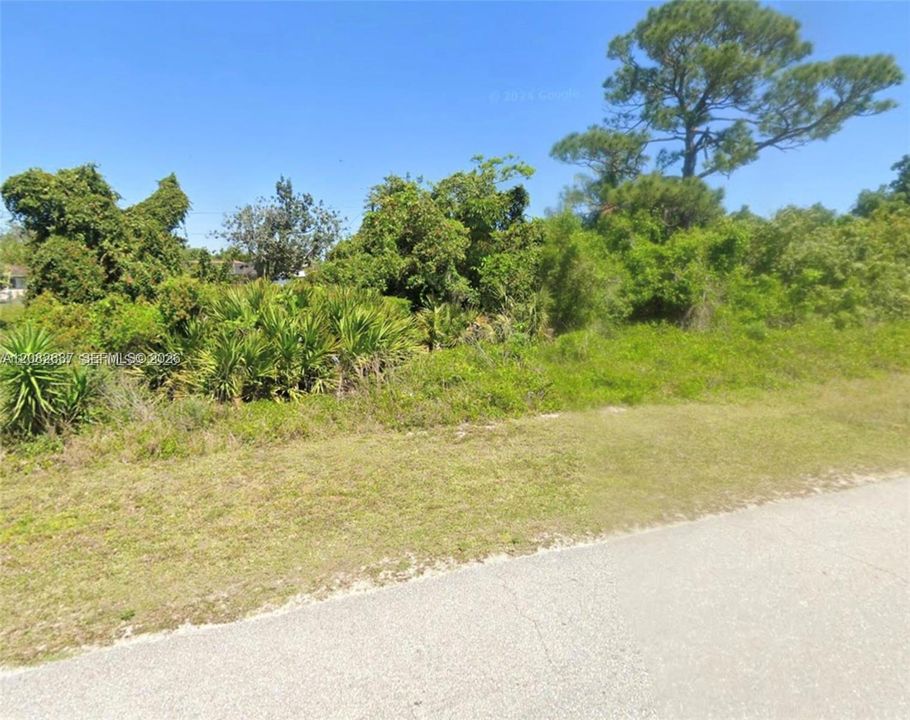 На продажу: $17,900 (0.25 acres)