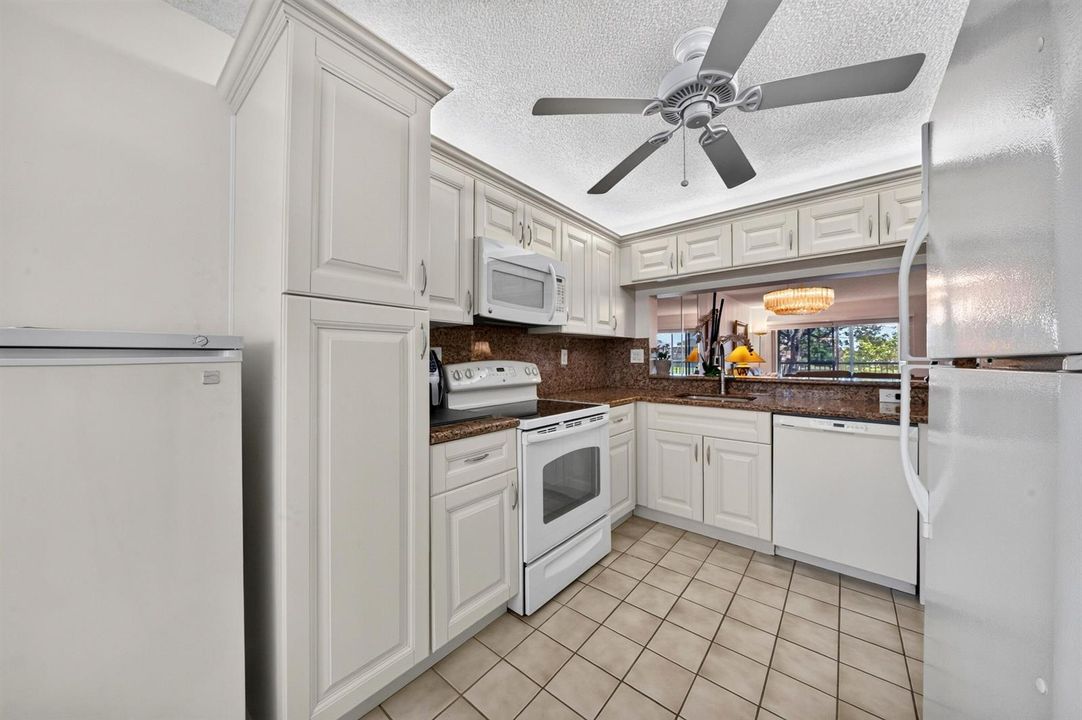 008-025-Kitchen-4000x2664