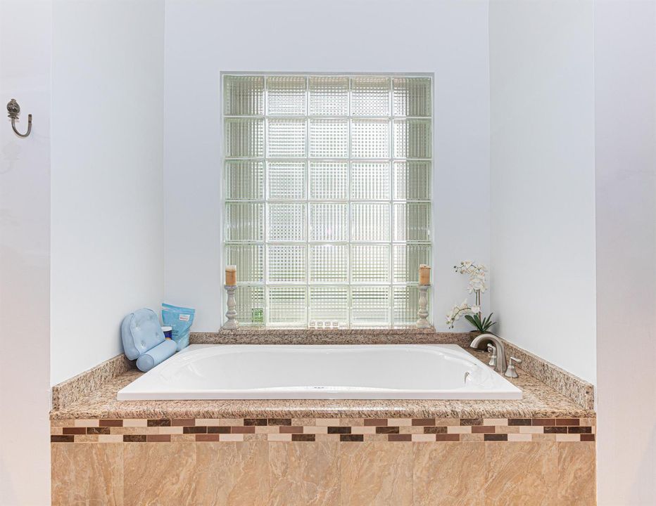 casa-27_1811 masterbath 4