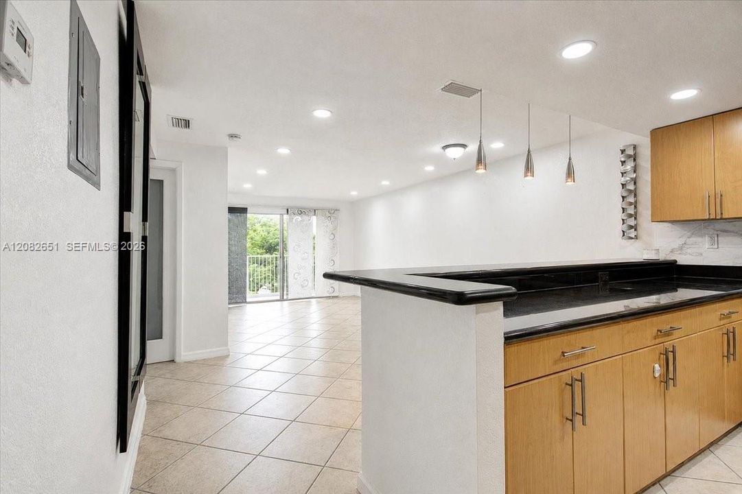 For Rent: $2,500 (2 beds, 1 baths, 814 Square Feet)