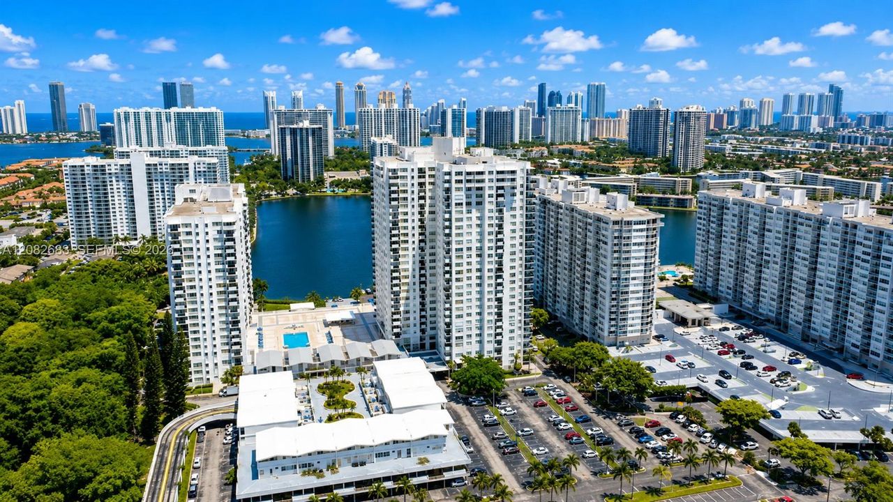 For Sale: $194,900 (2 beds, 2 baths, 1303 Square Feet)