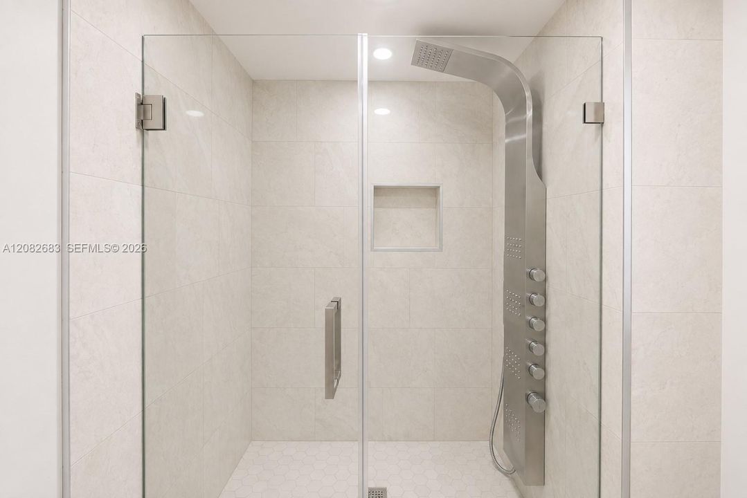 For Sale: $194,900 (2 beds, 2 baths, 1303 Square Feet)