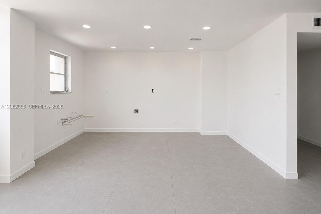 For Sale: $194,900 (2 beds, 2 baths, 1303 Square Feet)