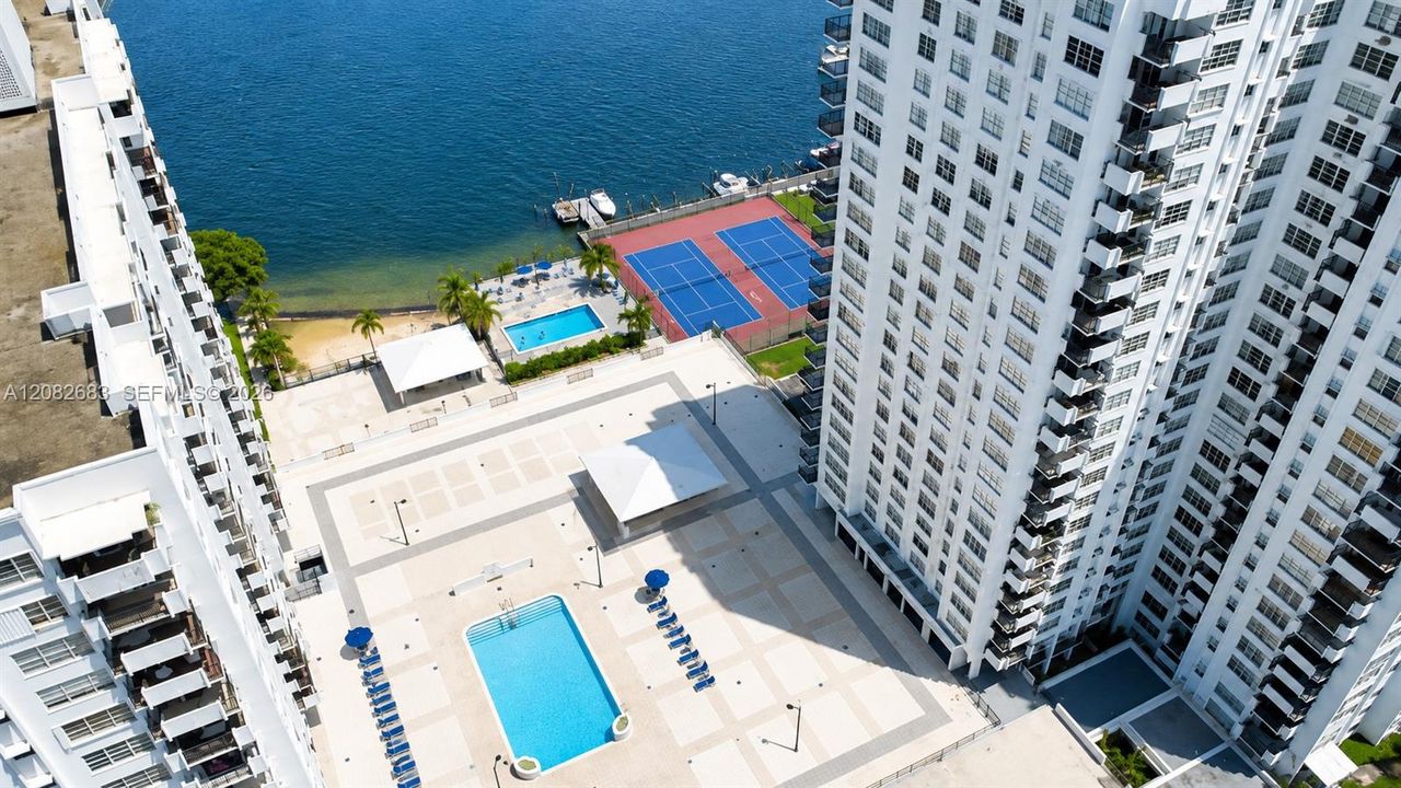 For Sale: $194,900 (2 beds, 2 baths, 1303 Square Feet)