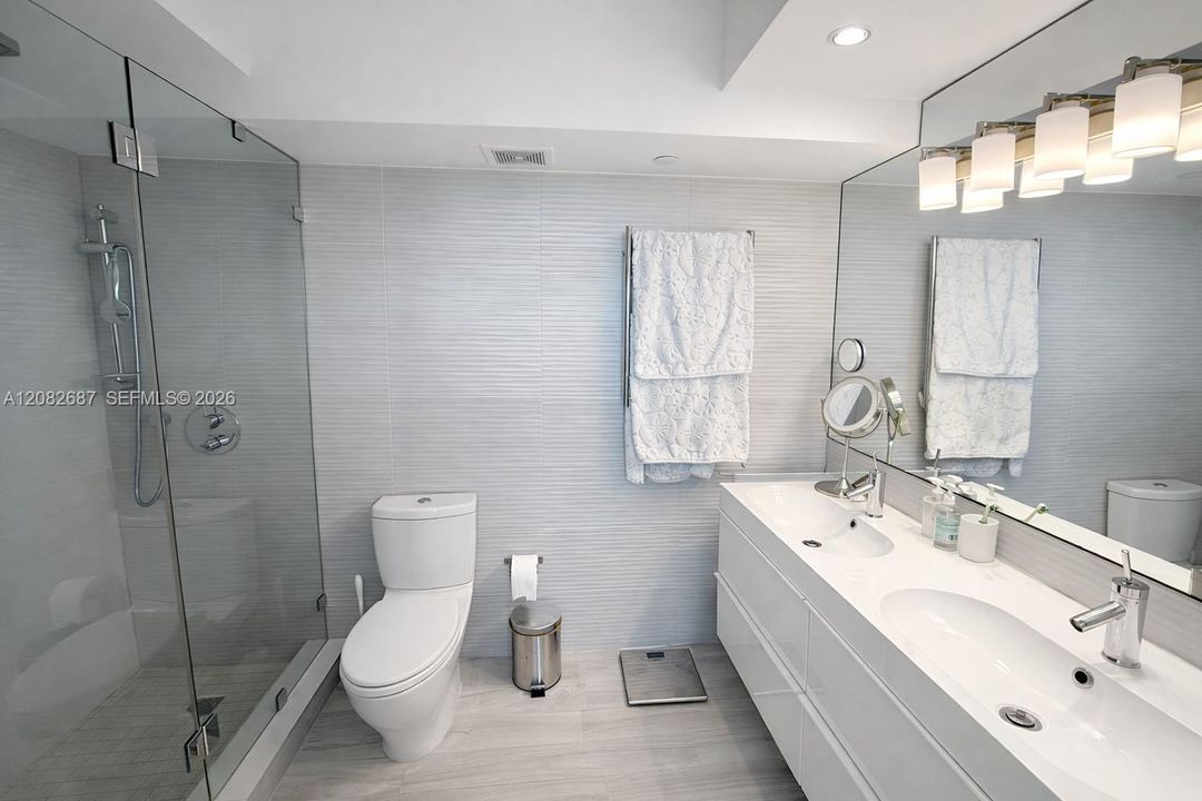 For Rent: $4,500 (2 beds, 2 baths, 950 Square Feet)