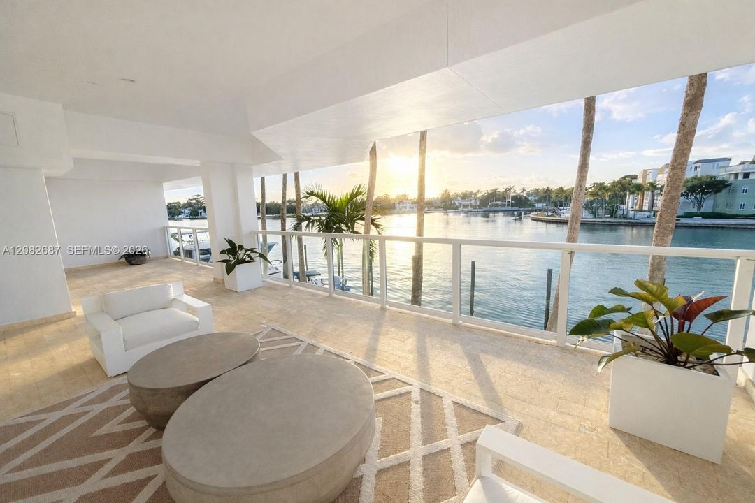 For Rent: $4,500 (2 beds, 2 baths, 950 Square Feet)