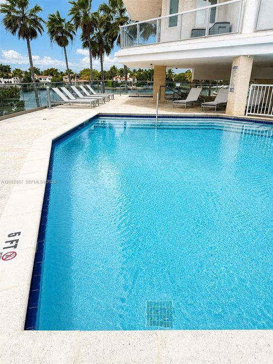 For Rent: $4,500 (2 beds, 2 baths, 950 Square Feet)