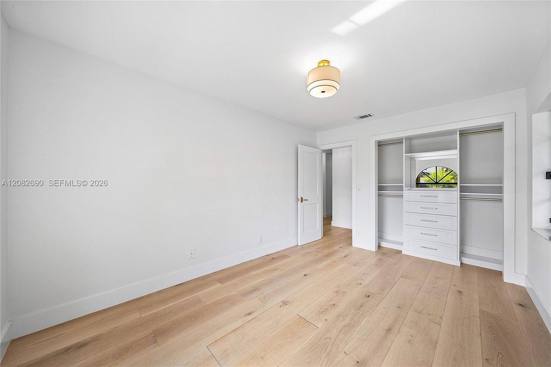 Activo con contrato: $945,000 (4 camas, 2 baños, 2360 Pies cuadrados)