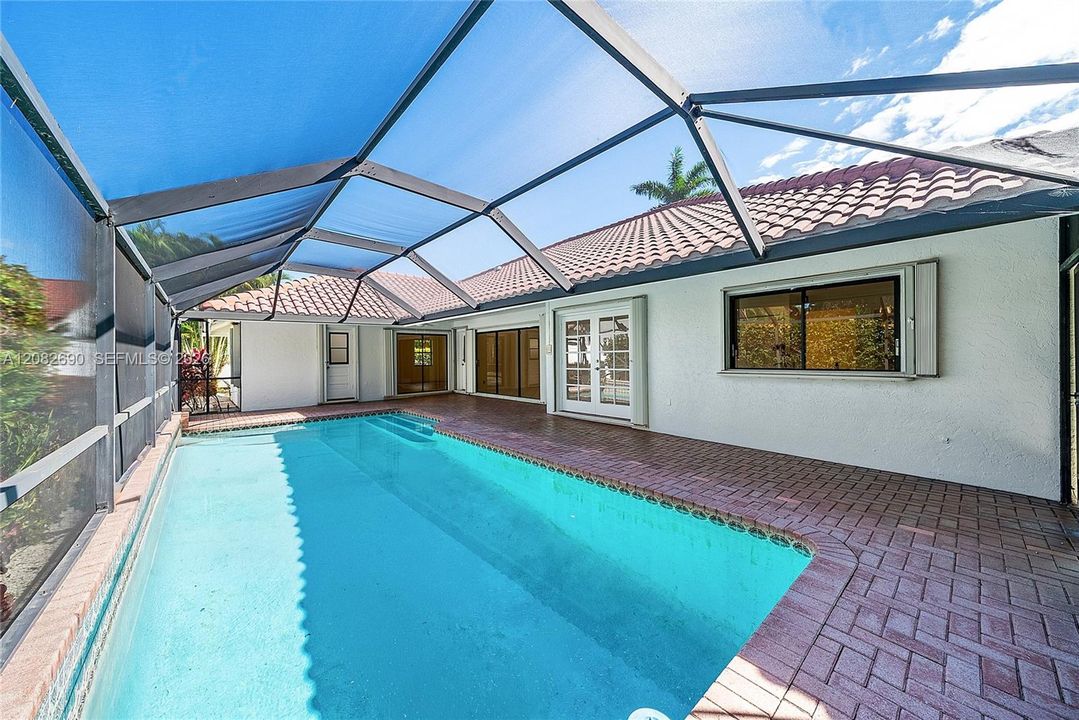 Activo con contrato: $945,000 (4 camas, 2 baños, 2360 Pies cuadrados)