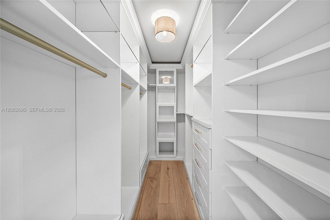 Activo con contrato: $945,000 (4 camas, 2 baños, 2360 Pies cuadrados)