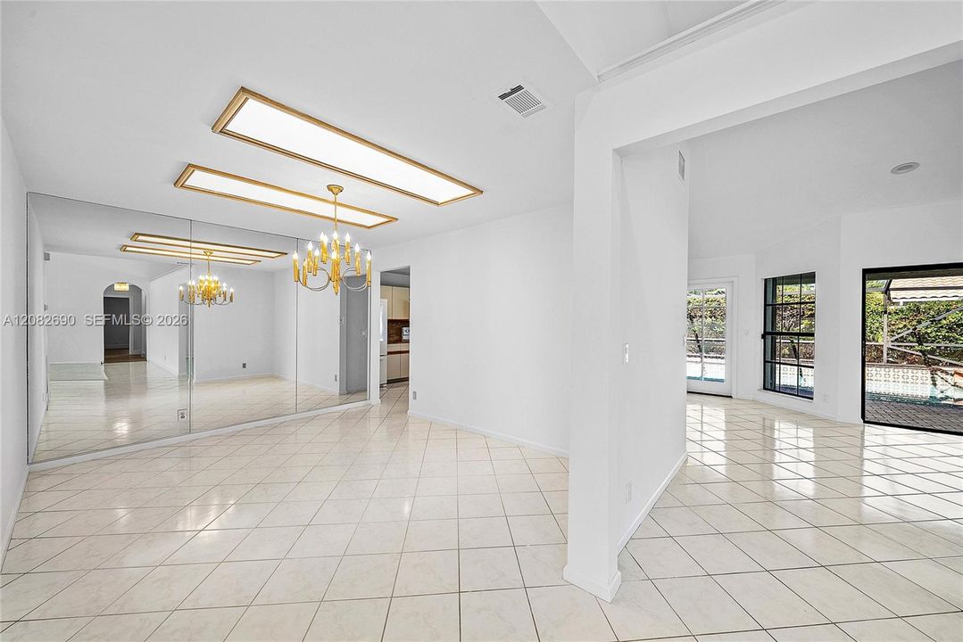 Activo con contrato: $945,000 (4 camas, 2 baños, 2360 Pies cuadrados)