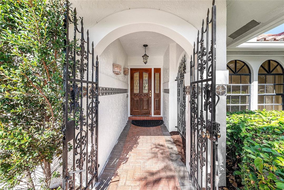 Activo con contrato: $945,000 (4 camas, 2 baños, 2360 Pies cuadrados)
