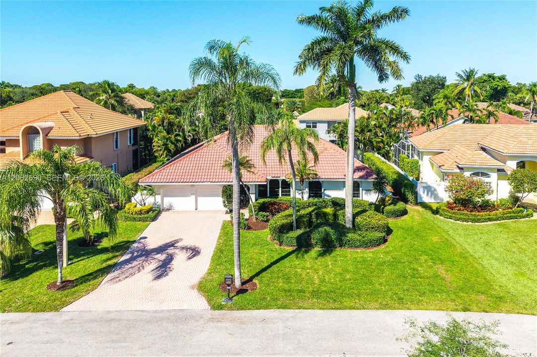 Activo con contrato: $945,000 (4 camas, 2 baños, 2360 Pies cuadrados)