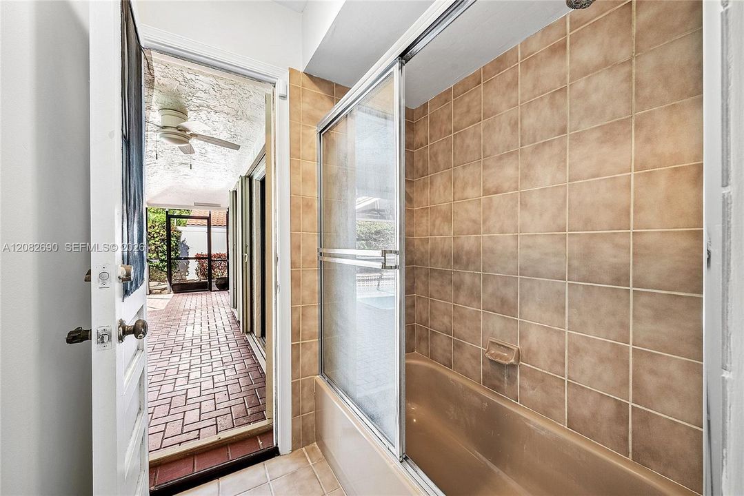 Activo con contrato: $945,000 (4 camas, 2 baños, 2360 Pies cuadrados)