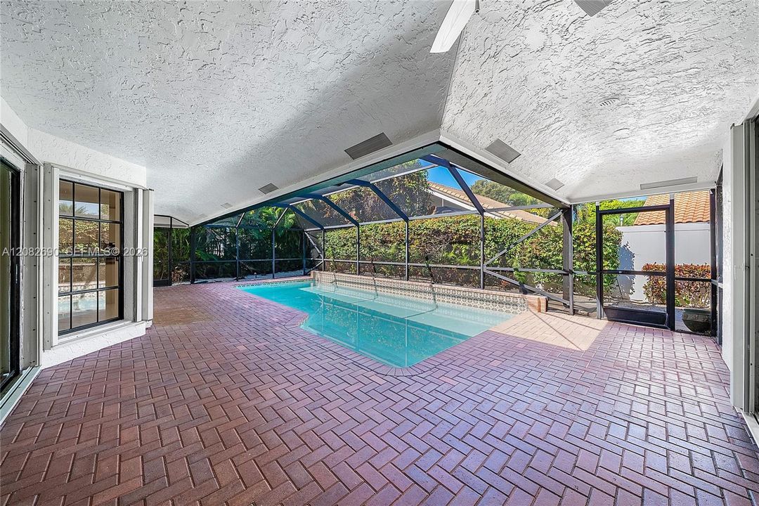 Activo con contrato: $945,000 (4 camas, 2 baños, 2360 Pies cuadrados)