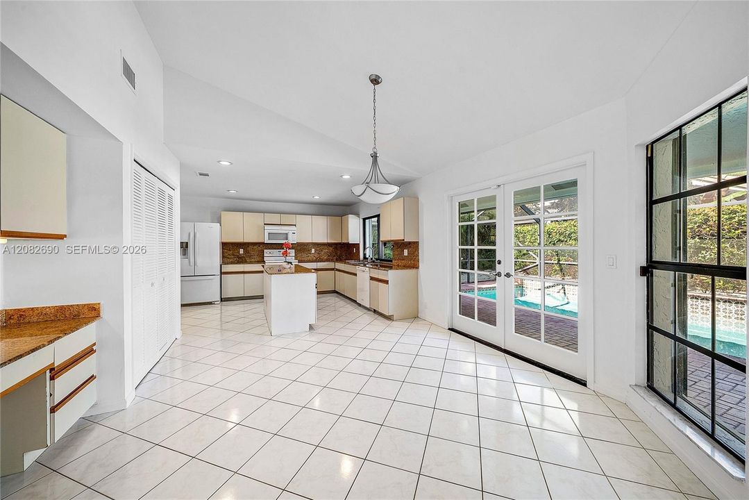 Activo con contrato: $945,000 (4 camas, 2 baños, 2360 Pies cuadrados)