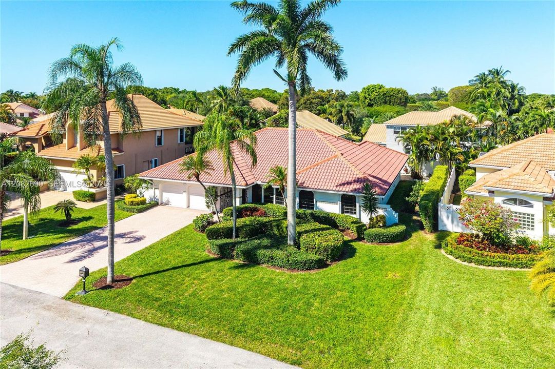 Activo con contrato: $945,000 (4 camas, 2 baños, 2360 Pies cuadrados)