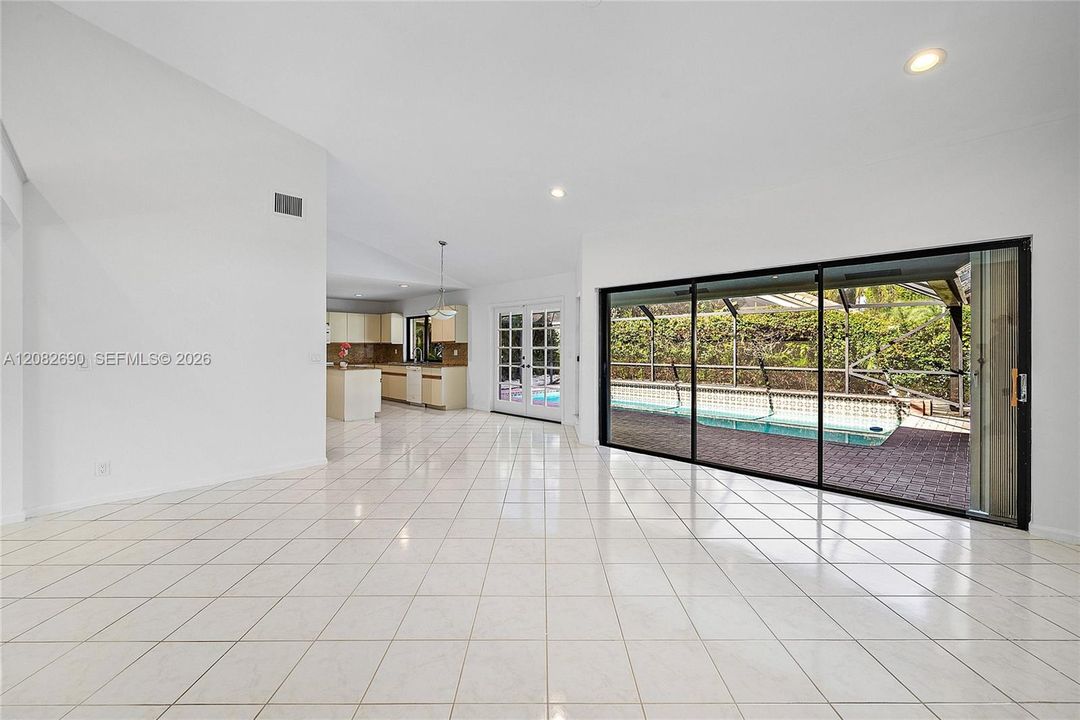 Activo con contrato: $945,000 (4 camas, 2 baños, 2360 Pies cuadrados)