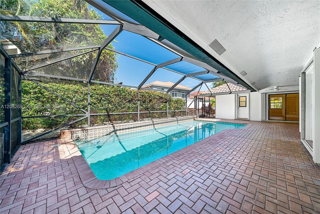 Activo con contrato: $945,000 (4 camas, 2 baños, 2360 Pies cuadrados)