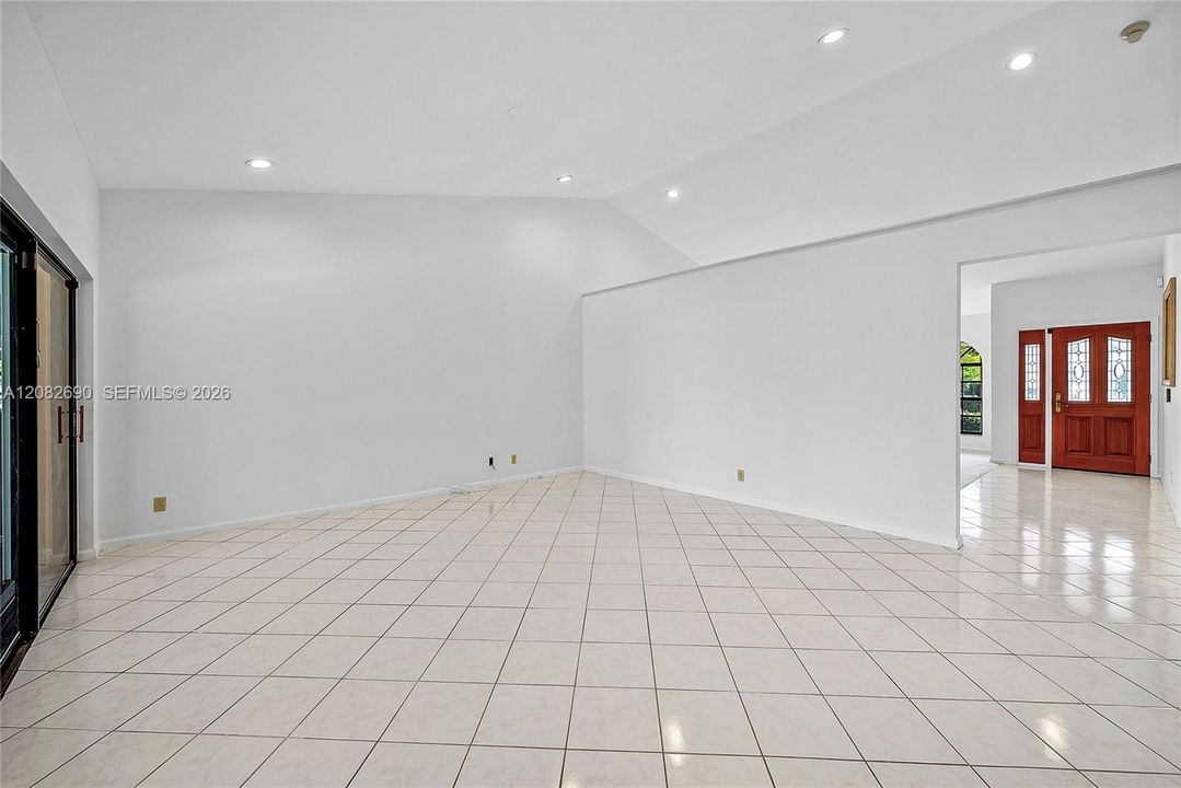 Activo con contrato: $945,000 (4 camas, 2 baños, 2360 Pies cuadrados)