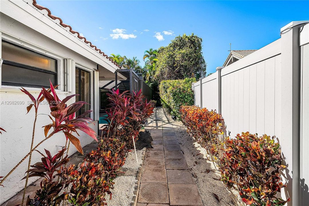 Activo con contrato: $945,000 (4 camas, 2 baños, 2360 Pies cuadrados)