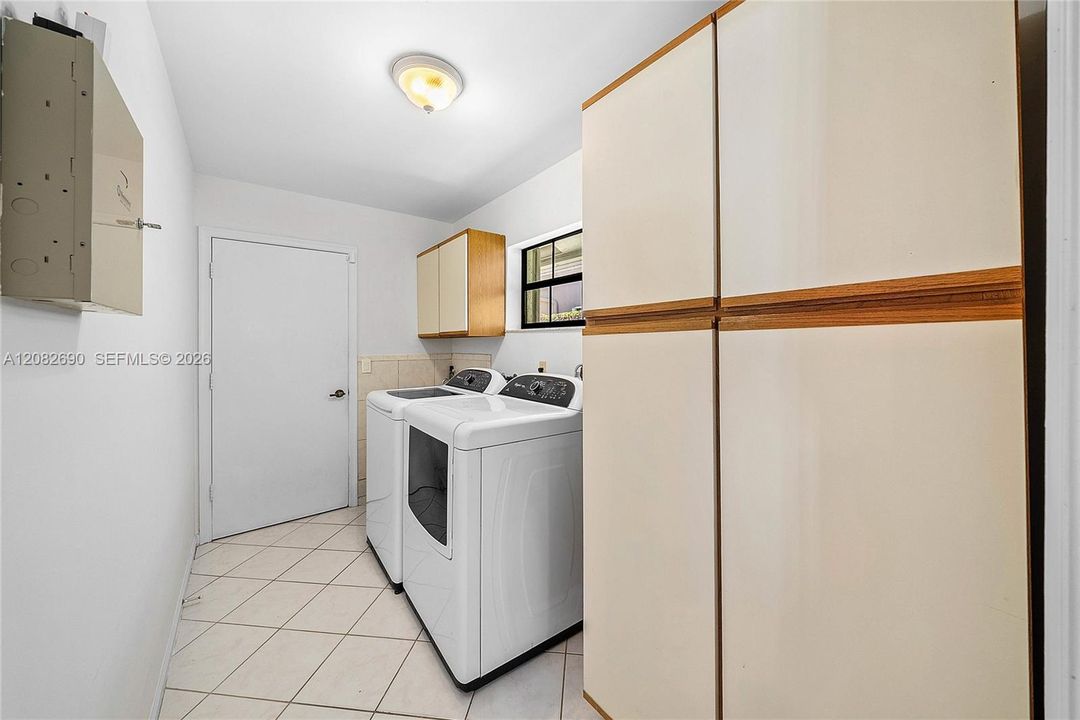 Activo con contrato: $945,000 (4 camas, 2 baños, 2360 Pies cuadrados)