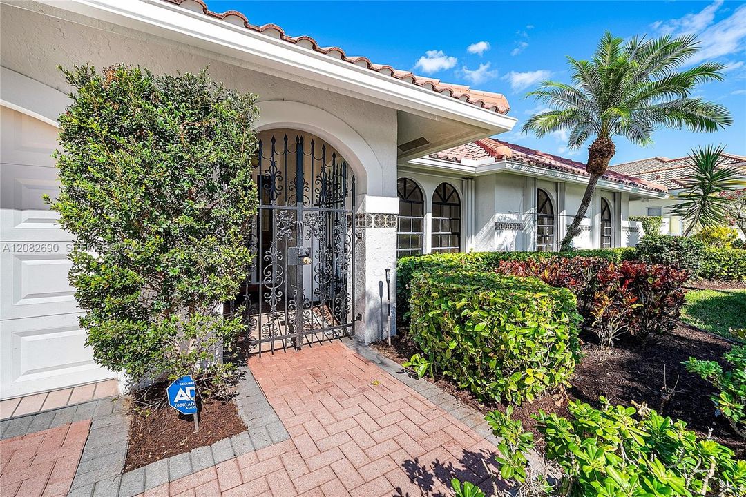 Activo con contrato: $945,000 (4 camas, 2 baños, 2360 Pies cuadrados)