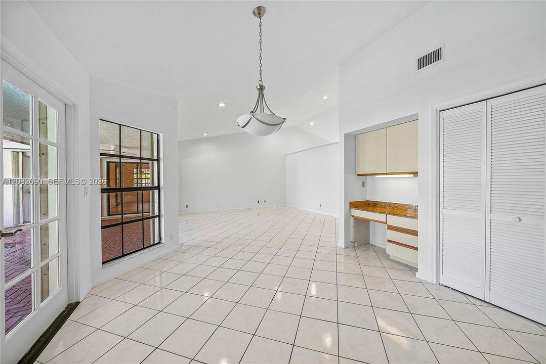 Activo con contrato: $945,000 (4 camas, 2 baños, 2360 Pies cuadrados)