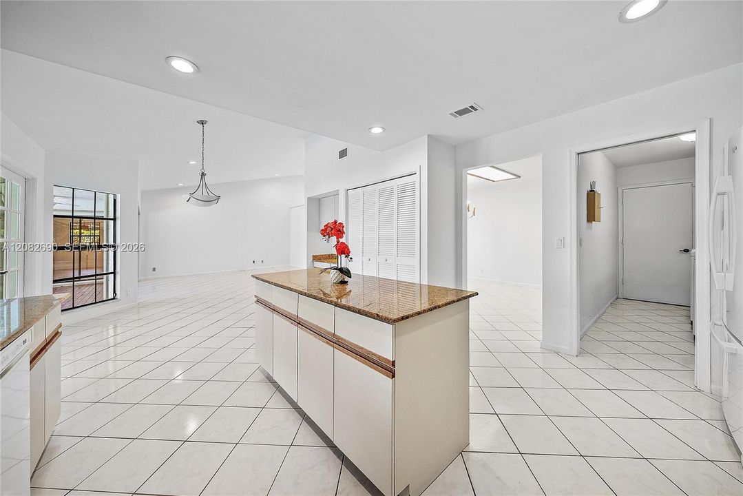 Activo con contrato: $945,000 (4 camas, 2 baños, 2360 Pies cuadrados)