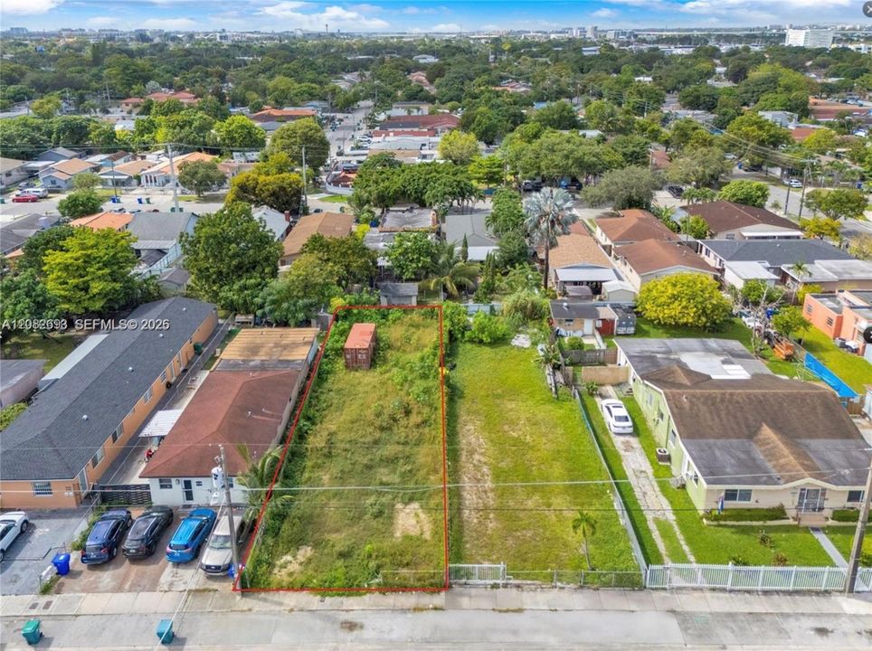 En Venta: $370,000 (0.12 acres)