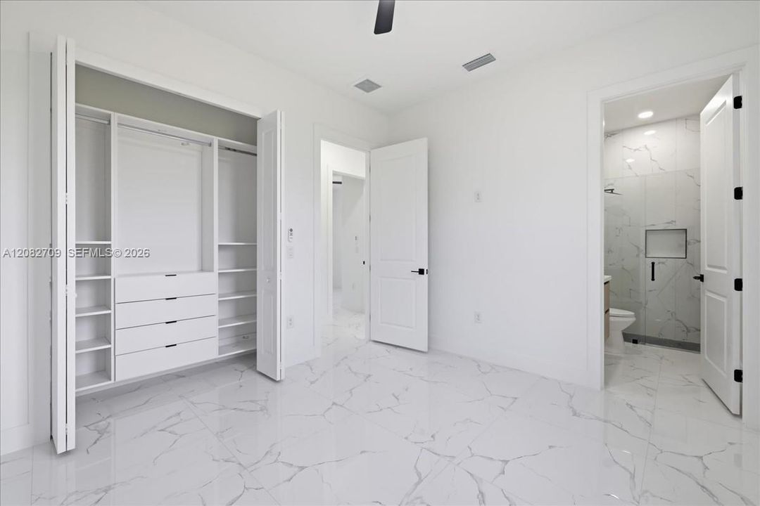 For Sale: $285,000 (3 beds, 3 baths, 1058 Square Feet)