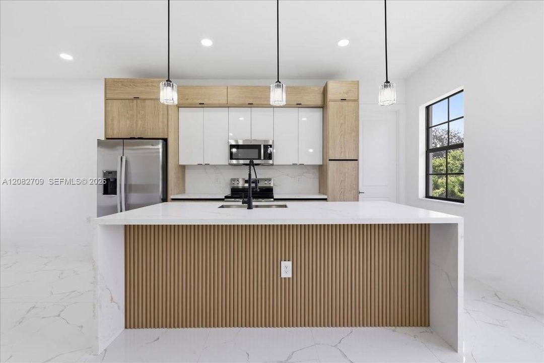 For Sale: $285,000 (3 beds, 3 baths, 1058 Square Feet)