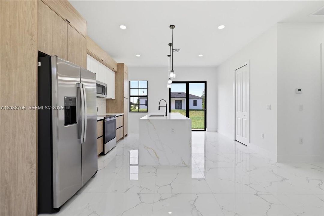 For Sale: $285,000 (3 beds, 3 baths, 1058 Square Feet)