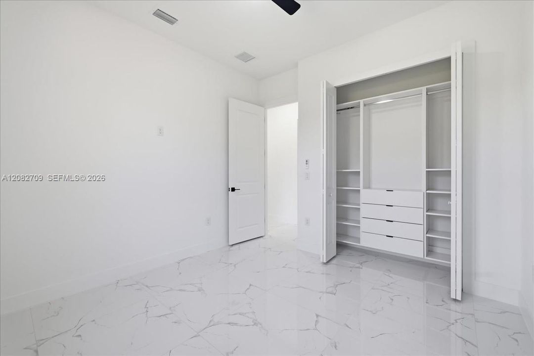 For Sale: $285,000 (3 beds, 3 baths, 1058 Square Feet)