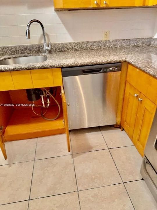 На продажу: $151,900 (2 спален, 2 ванн, 1220 Квадратных фут)