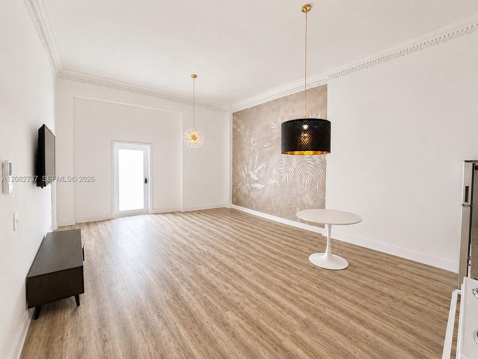 For Rent: $2,250 (1 beds, 1 baths, 670 Square Feet)