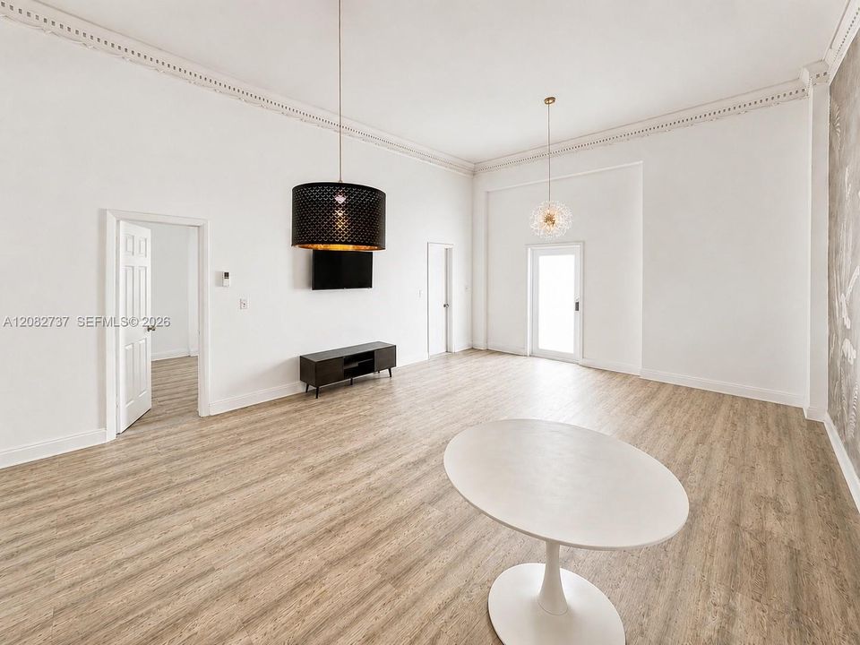For Rent: $2,250 (1 beds, 1 baths, 670 Square Feet)