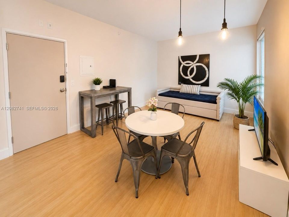 For Rent: $1,945 (1 beds, 1 baths, 671 Square Feet)