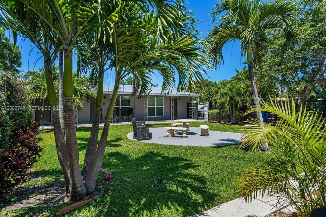 For Rent: $1,900 (1 beds, 1 baths, 700 Square Feet)
