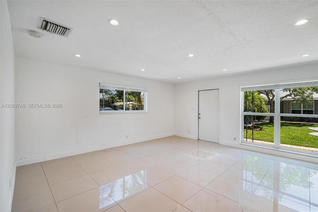 For Rent: $1,900 (1 beds, 1 baths, 700 Square Feet)