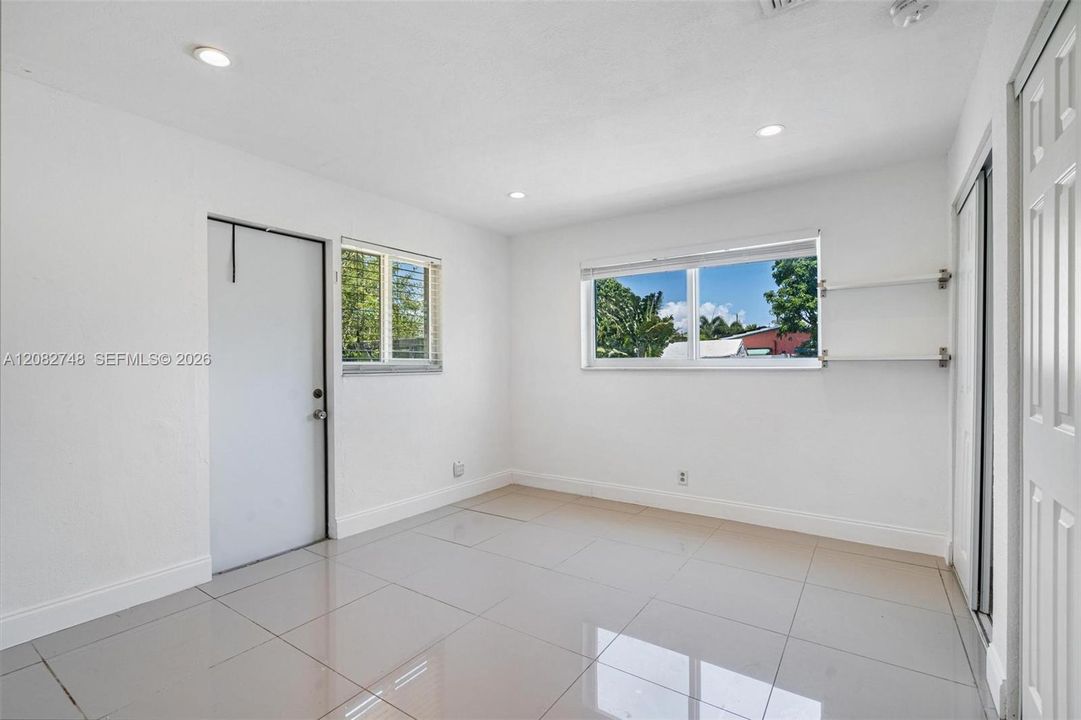 For Rent: $1,900 (1 beds, 1 baths, 700 Square Feet)