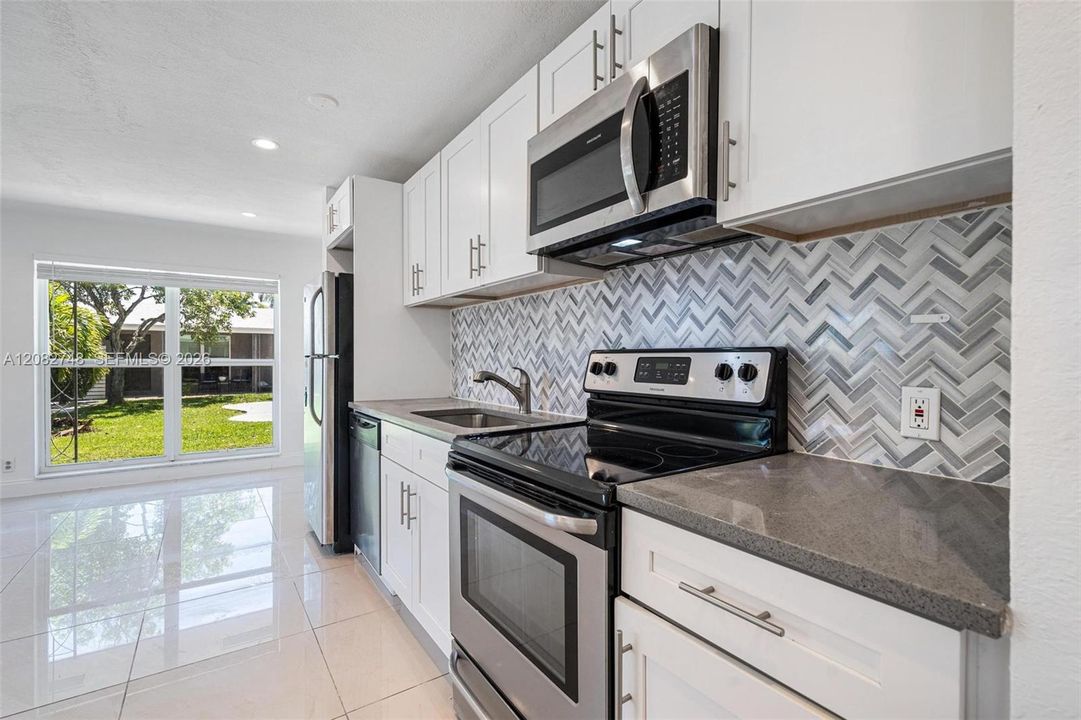 For Rent: $1,900 (1 beds, 1 baths, 700 Square Feet)