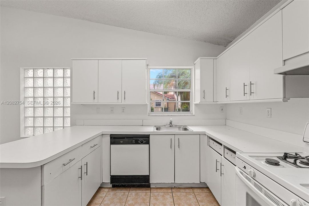 For Sale: $365,000 (2 beds, 2 baths, 1163 Square Feet)