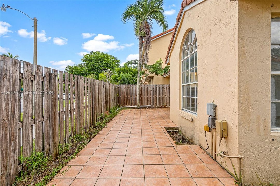 For Sale: $365,000 (2 beds, 2 baths, 1163 Square Feet)