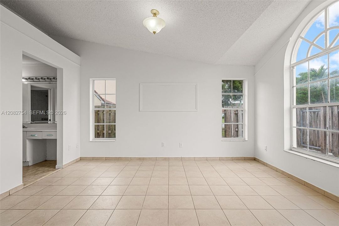 For Sale: $365,000 (2 beds, 2 baths, 1163 Square Feet)