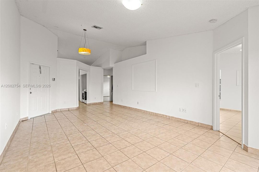 For Sale: $365,000 (2 beds, 2 baths, 1163 Square Feet)