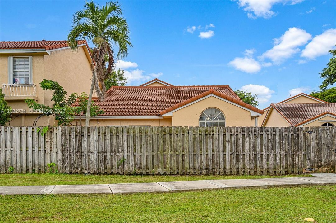 For Sale: $365,000 (2 beds, 2 baths, 1163 Square Feet)
