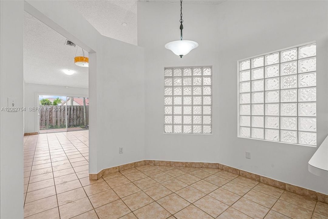 For Sale: $365,000 (2 beds, 2 baths, 1163 Square Feet)