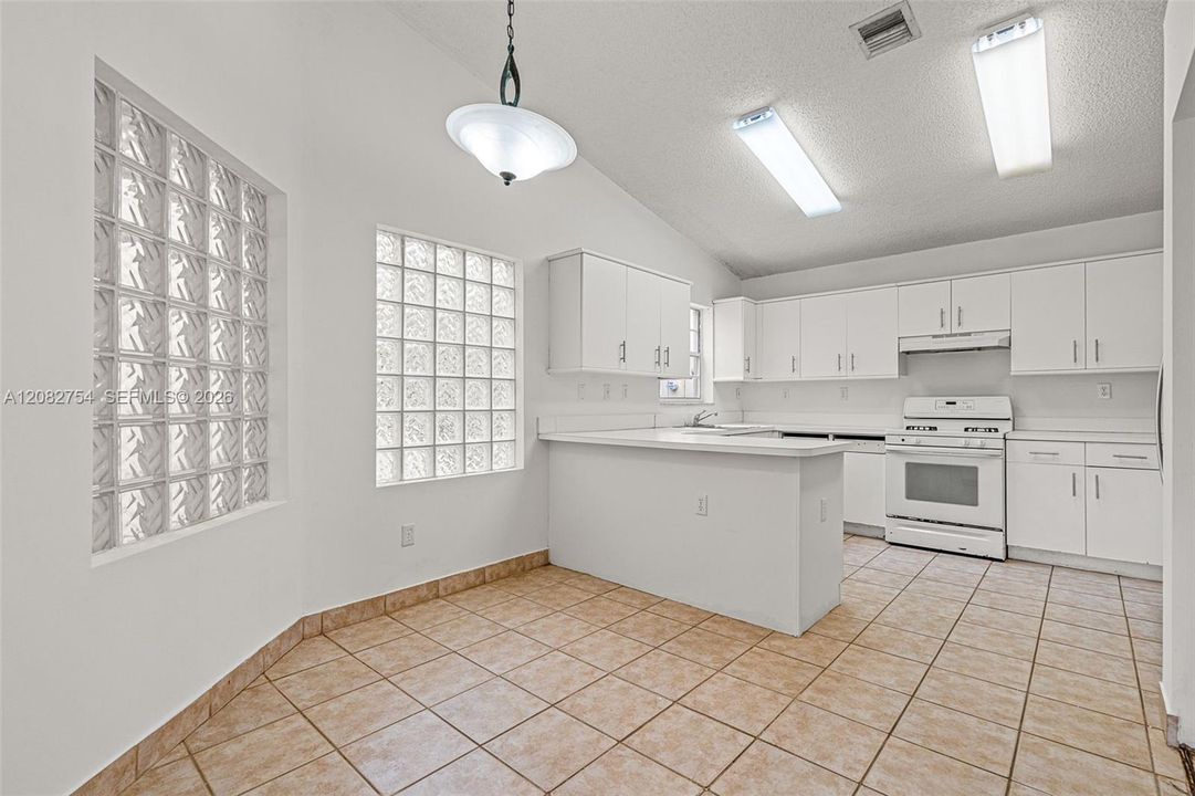 For Sale: $365,000 (2 beds, 2 baths, 1163 Square Feet)
